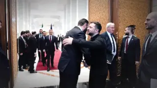 Русия не е очаквала това: Зеленски бе посрещнат в Сирия с оркестър, знамена и прегръдки