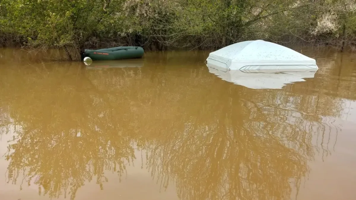 Язовир „Ивайловград“: Водата заля коли и палатки на рибари след рязко покачване