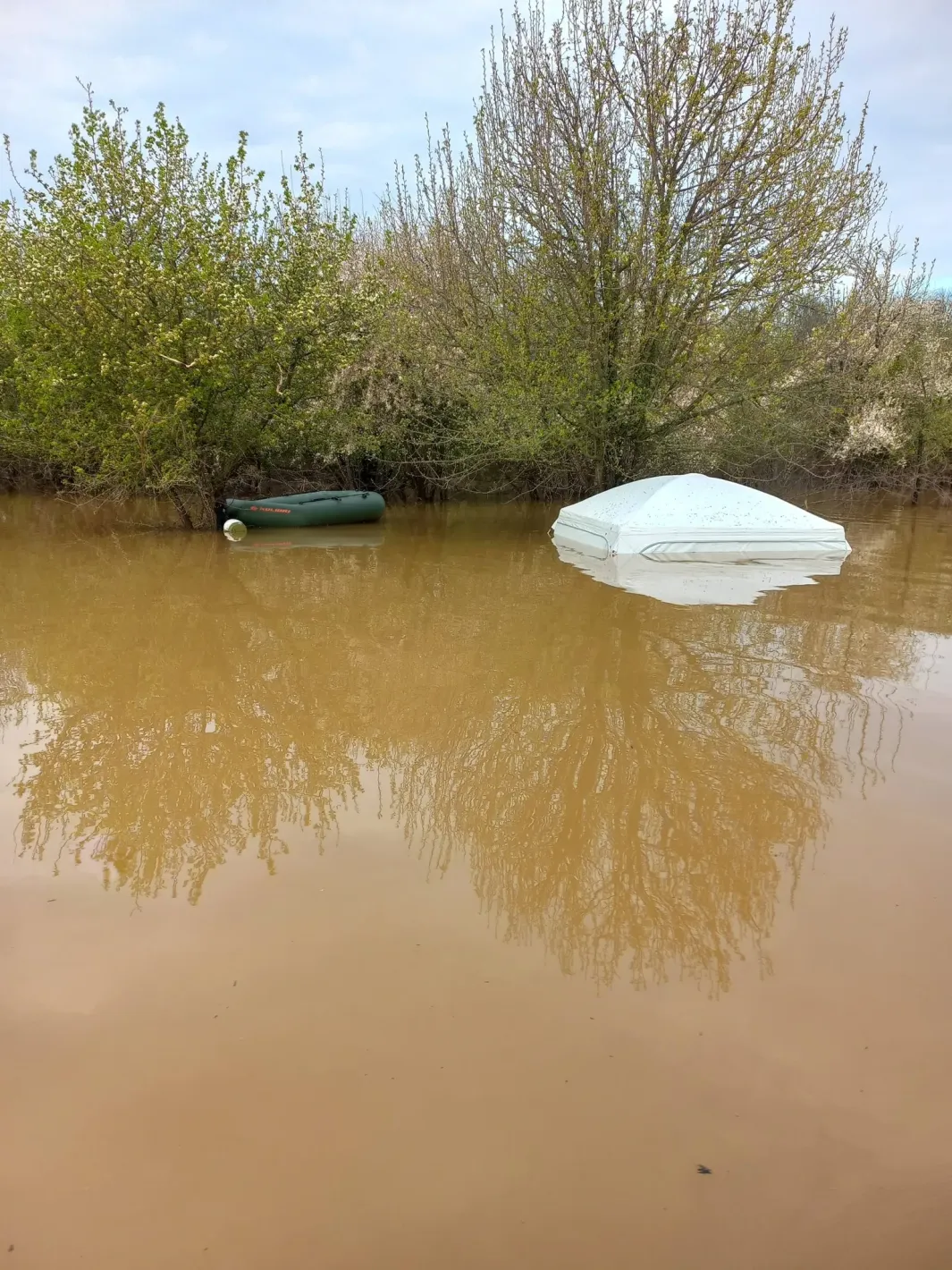 Язовир „Ивайловград“: Водата заля коли и палатки на рибари след рязко покачване
