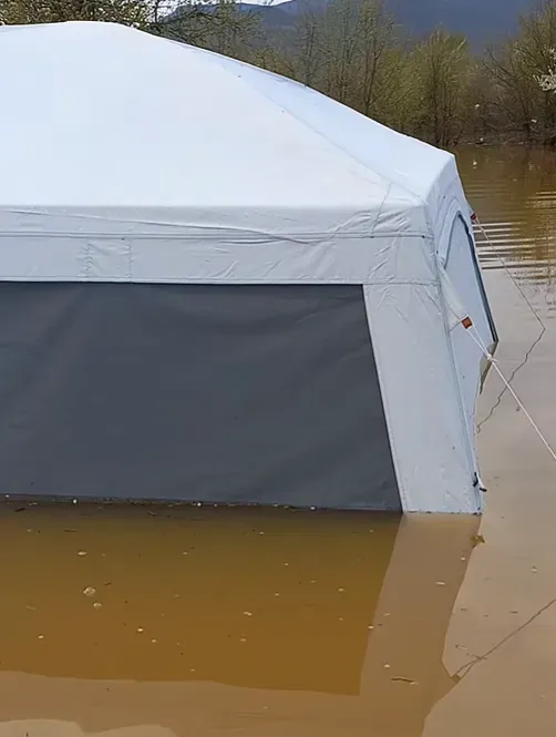 Язовир „Ивайловград“: Водата заля коли и палатки на рибари след рязко покачване