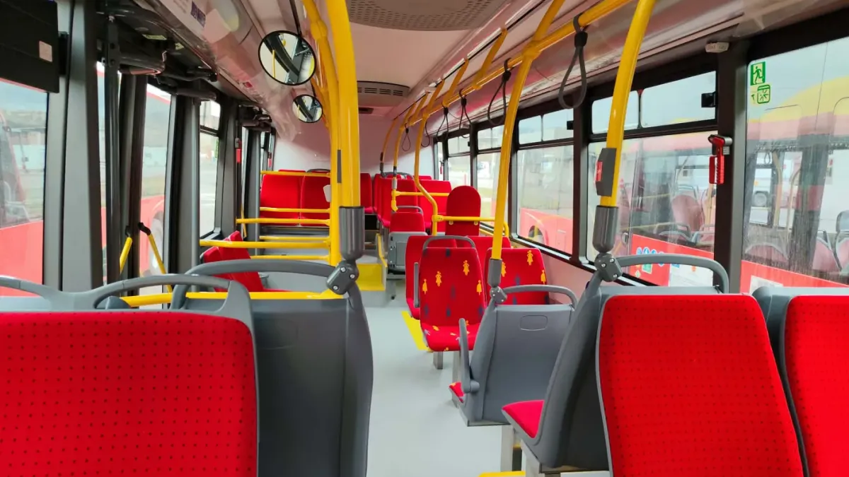 Блудство в Перник: Мъж опипва непълнолетни по гърдите и краката в автобуса
