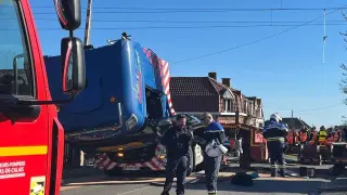 Жесток сблъсък между влак с над 200 пътници и военен камион във Франция, машинистът е загинал