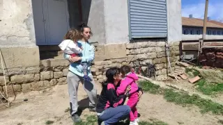 ДАЗД поема децата в Беброво, майката: Измислици! Няма да ги дам