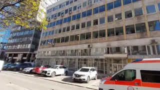 Бурен вятър вилнее в София: Стъкла и мазилка паднаха от фасадата на Министерството на транспорта