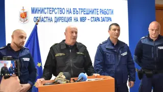 Полицаи свалиха униформите си, за да спасят мъж в Стара Загора