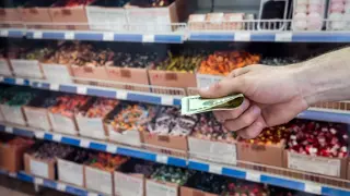 Шринкфлация! Как бизнесът ни таксува повече, без да променя етикета