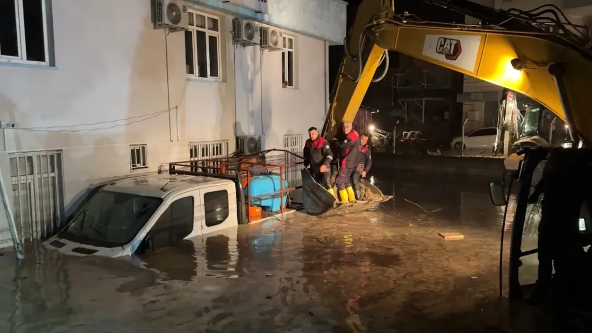Потоп заля Турция: трупове плуват във водата, стотици къщи са напълно потопени