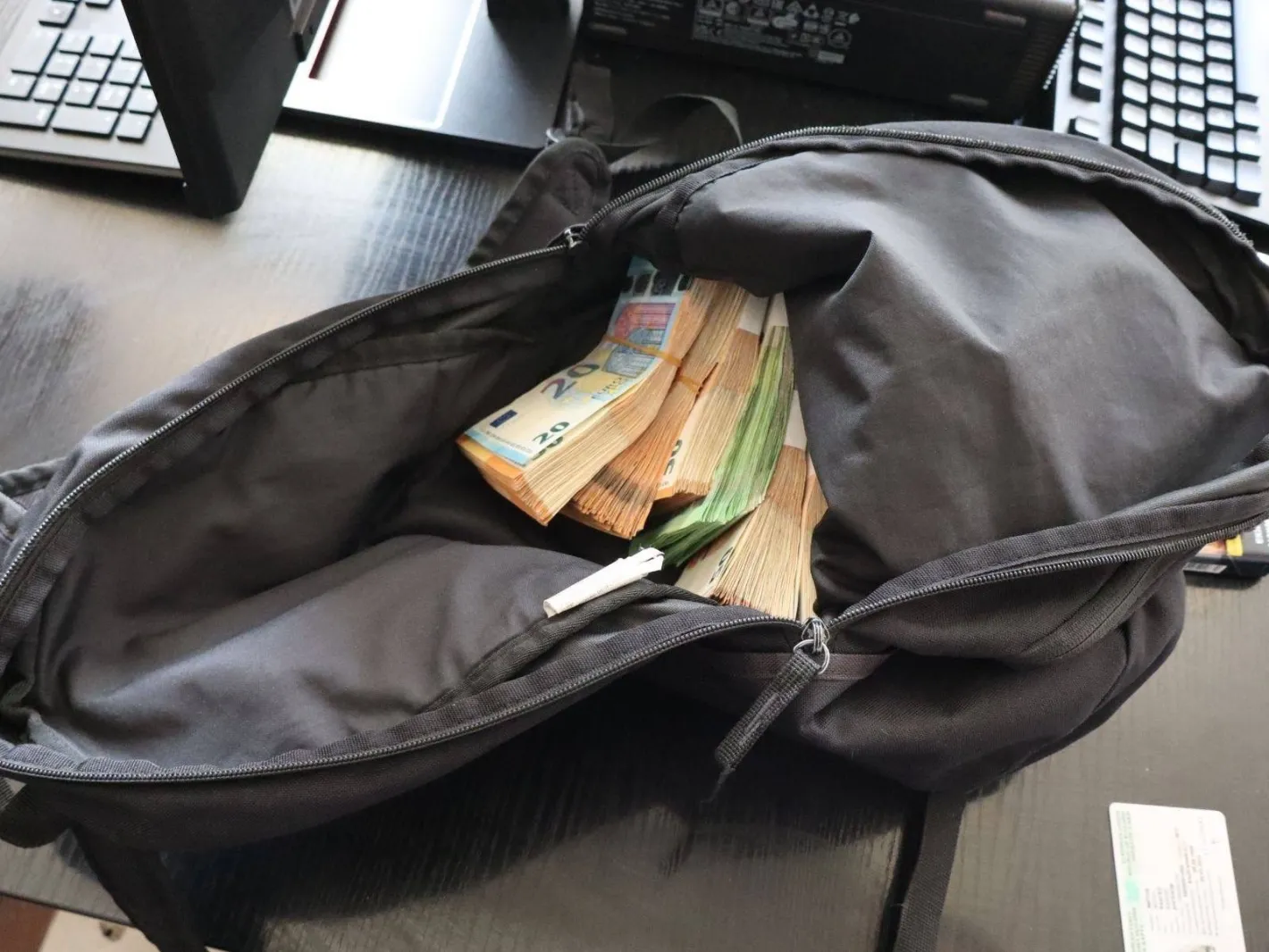 Разбиха печатница за фалшиви евробанкноти в Софийско