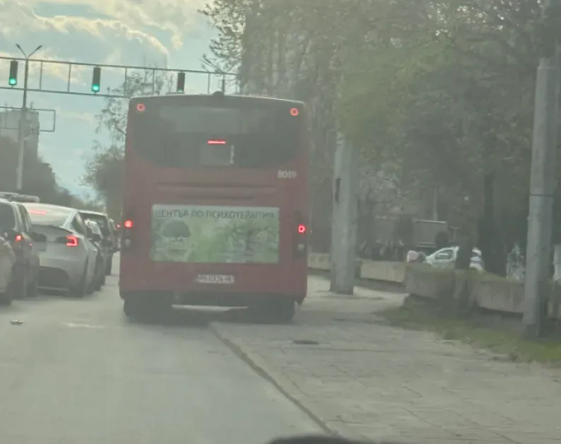 Автобус в Пловдив се качи на тротоара, за да избегне задръстване
