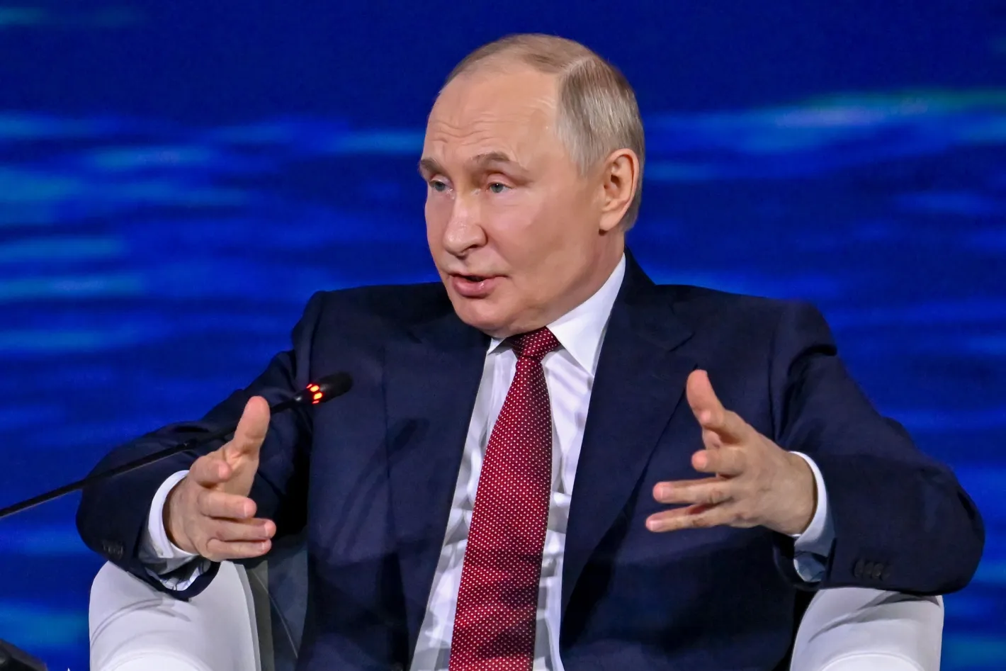 Ледът под краката на Путин започва да се пропуква