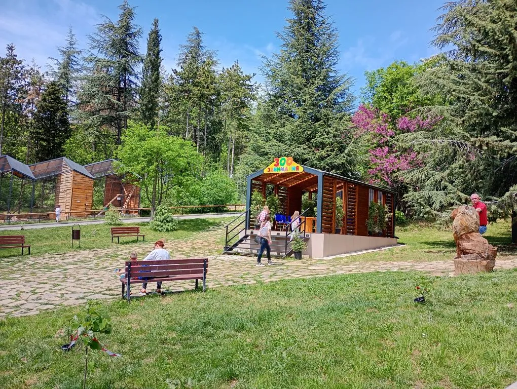 Специални козунаци и яйца за животните в зоопарка в Стара Загора