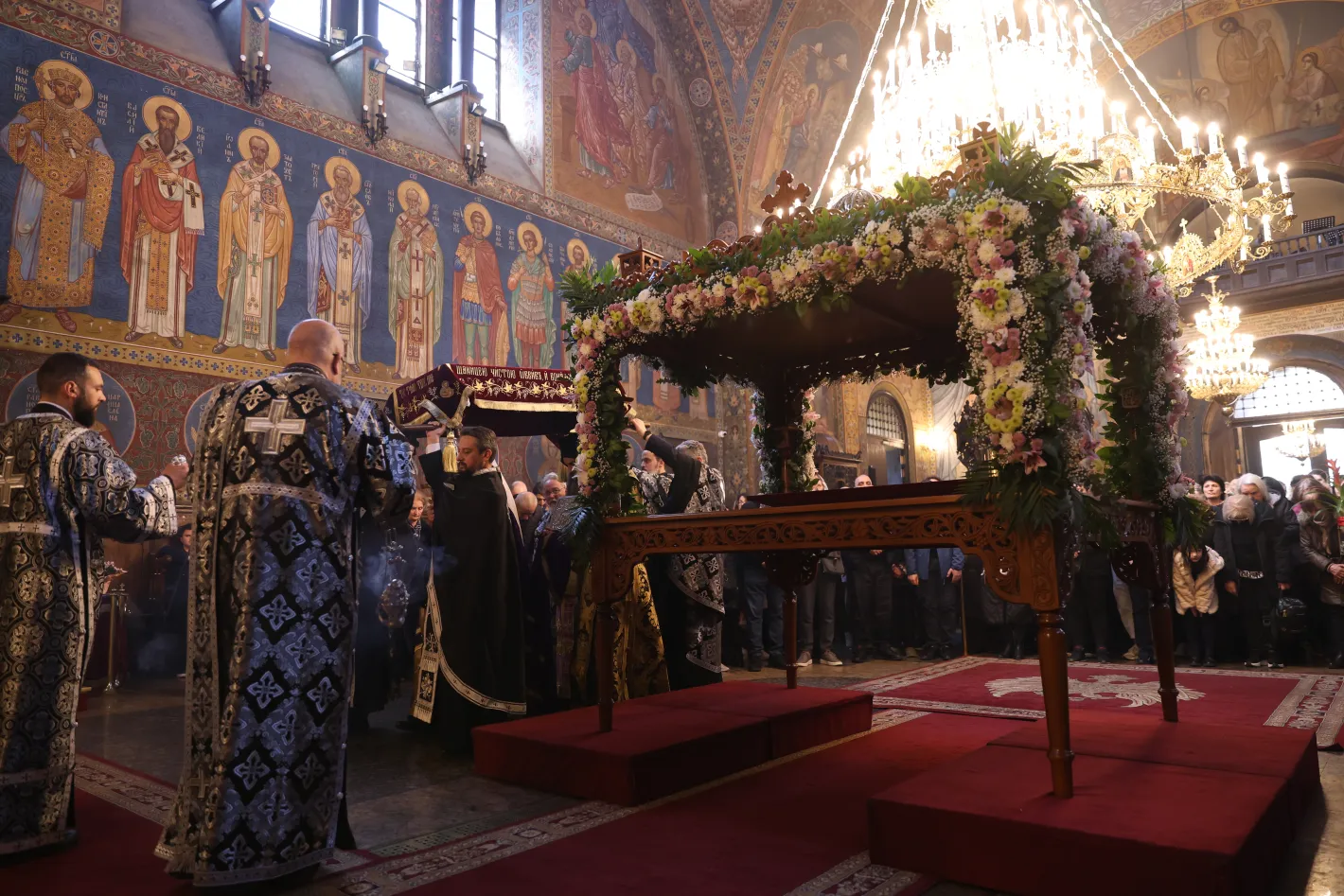 На Разпети петък: Молитва и смирение пред Христовата плащаница