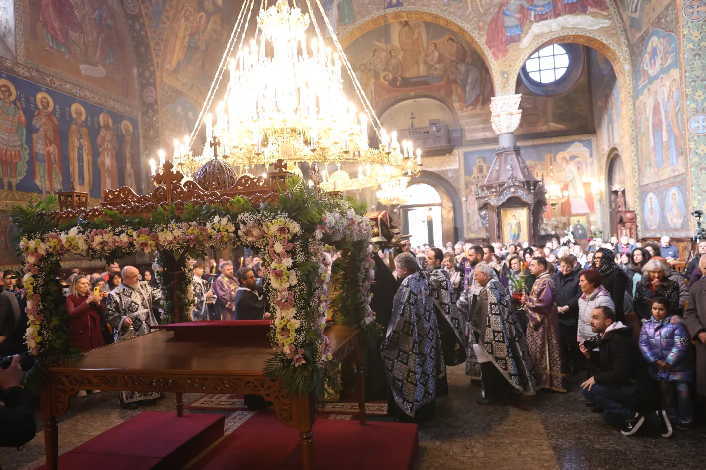 На Разпети петък: Молитва и смирение пред Христовата плащаница