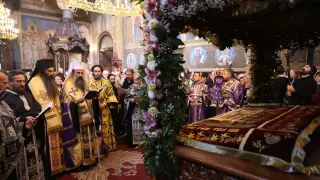 На Разпети петък: Молитва и смирение пред Христовата плащаница