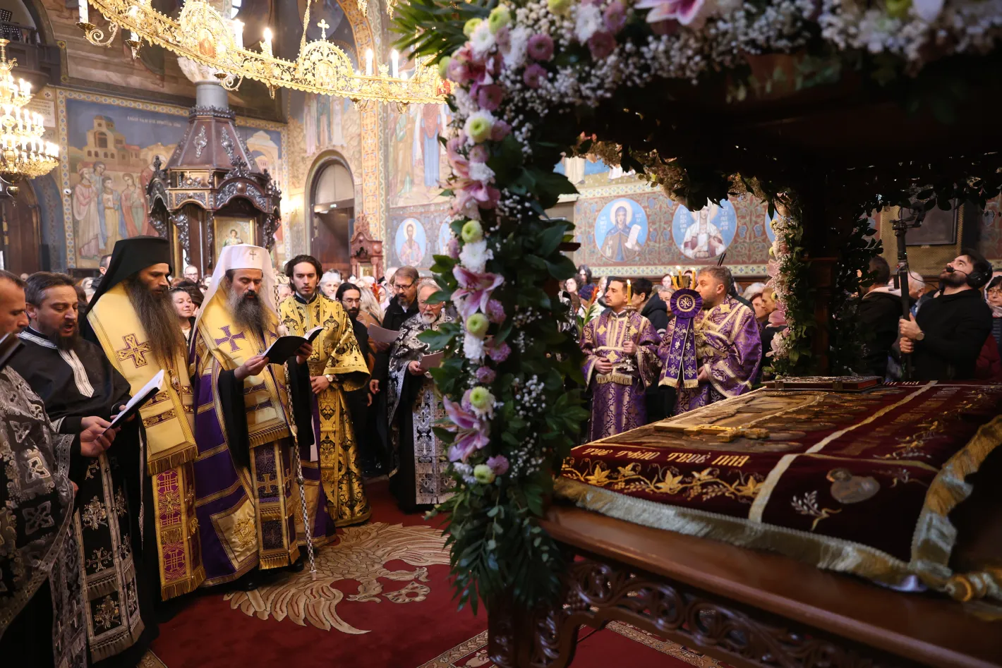 На Разпети петък: Молитва и смирение пред Христовата плащаница