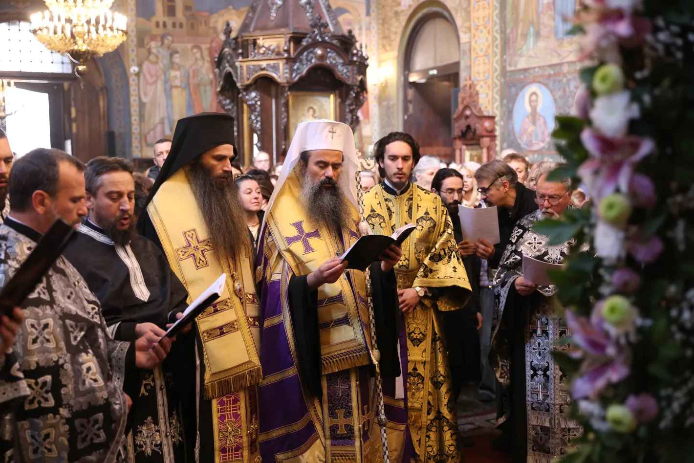 На Разпети петък: Молитва и смирение пред Христовата плащаница