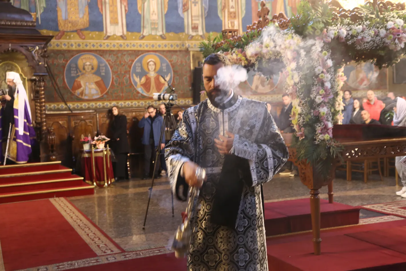 На Разпети петък: Молитва и смирение пред Христовата плащаница