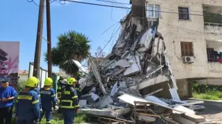 Сграда рухна в Лимасол, търсят затрупан под отломките