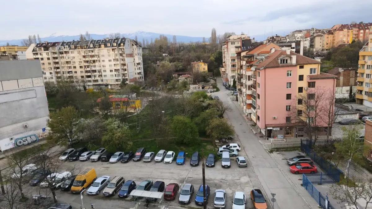 Чие е мястото пред входа и имаме ли право да го „запазваме“?