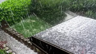 Студен фронт с гръмотевици и градушка ще развалят 20°, които ни очакват