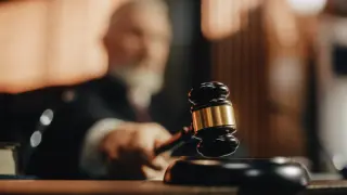 България екстрадира 15-г. ученик заради фалшиви бомбени заплахи във Франция