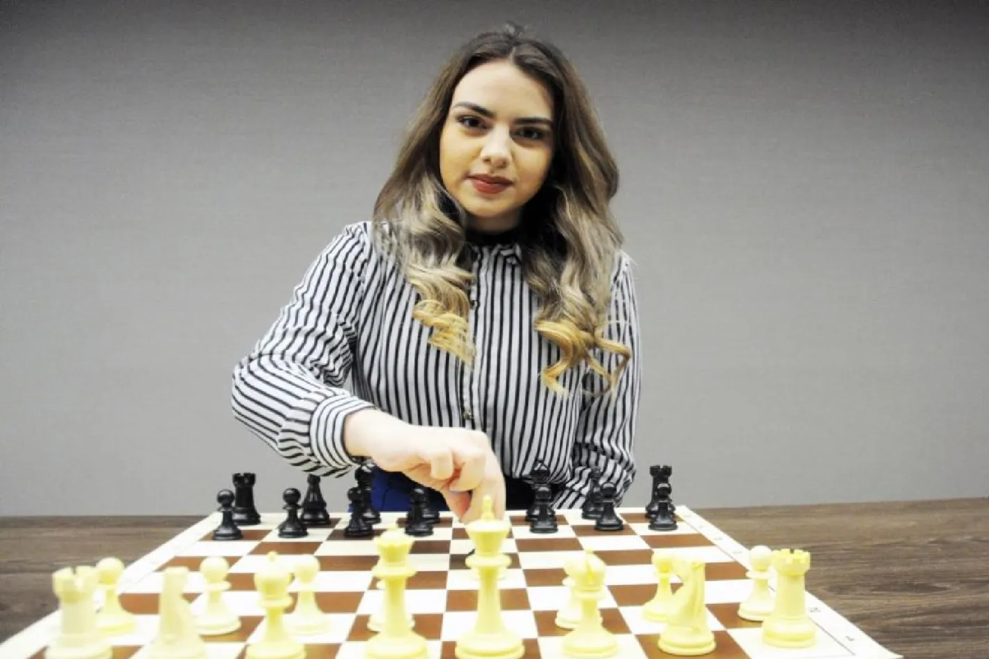 Шахматистката Нургюл Салимова подпали интернет по нощничка