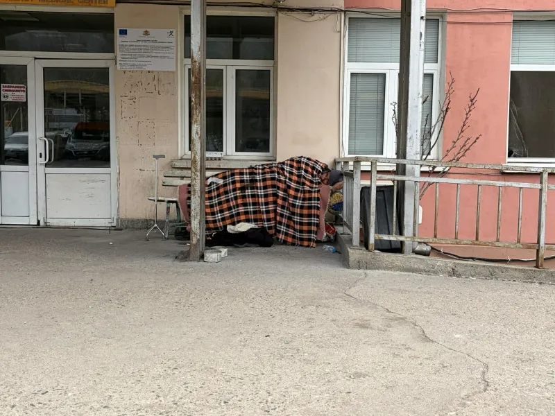 Бездомен мъж с тежки рани с червеи бедства 2 дни пред болницата във Враца