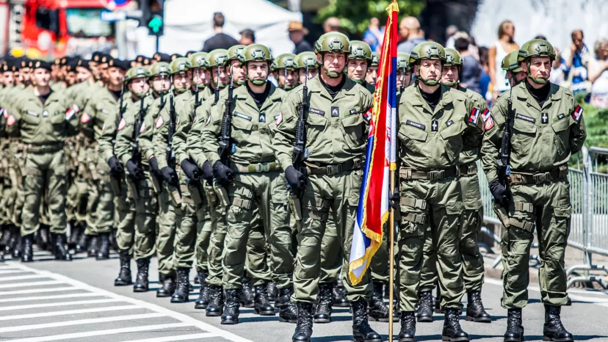 Вучич връща задължителната казарма в Сърбия