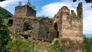 Легендарна крепост с духове и магьосничество оживя в Карпатите