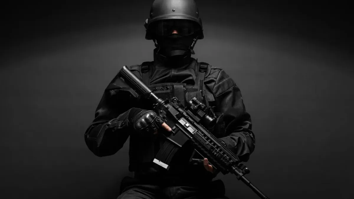 Заснеха служител на SWAT да използва приложение за запознанства по време на акция