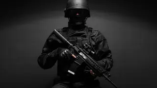 Заснеха служител на SWAT да използва приложение за запознанства по време на акция