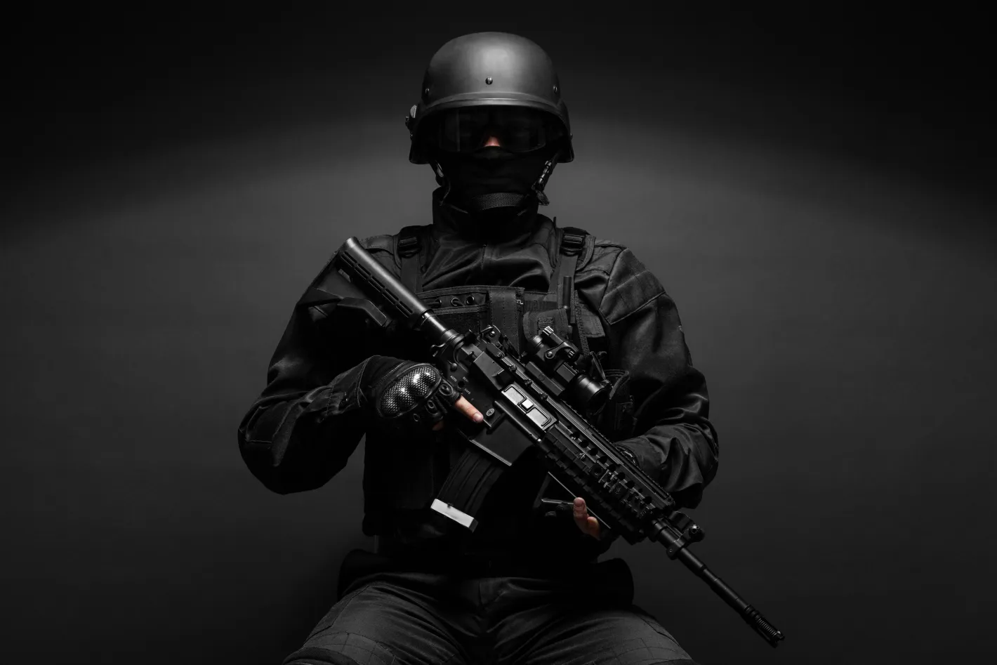 Заснеха служител на SWAT да използва приложение за запознанства по време на акция