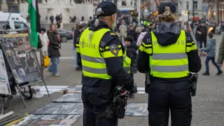 Неапол под обсада: Банкови обирджии плениха десетки, избягаха под земята като във филм