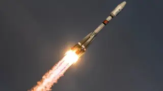 Русия изстреля ракета „Союз“, носеща военни спътници
