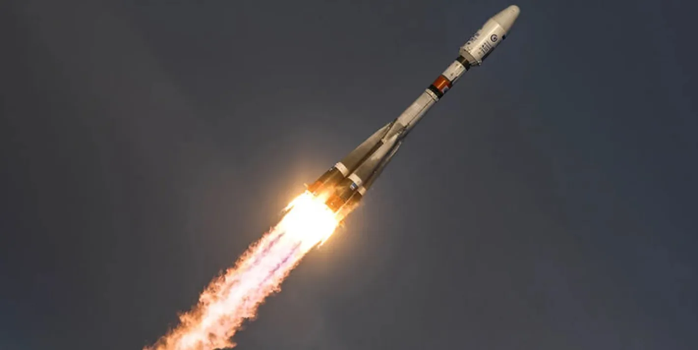 Русия изстреля ракета „Союз“, носеща военни спътници