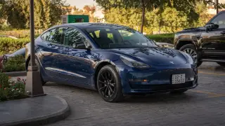 Автопилотът на Tesla едва не заби електромобил в преминаващ влак
