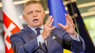 Роберт Фицо: Руснаците падат на колене единствено когато си връзват обувките
