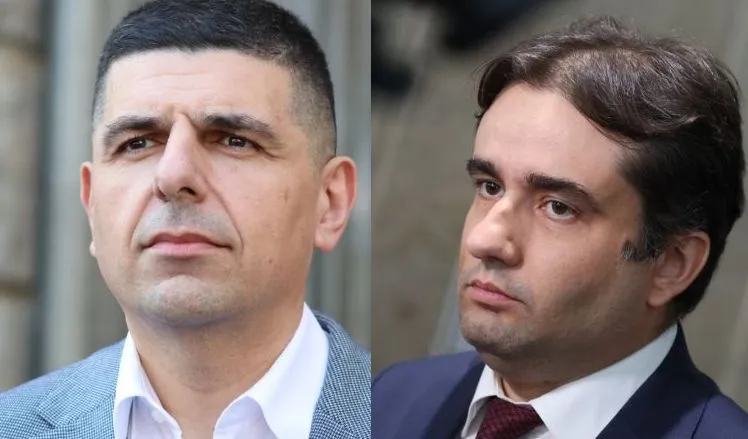 Тиксо, ленти и селфита: Божанов и Мирчев спретнаха голям цирк пред кабинета на Сарафов