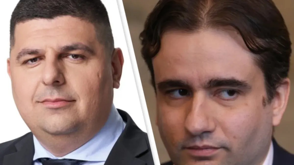 Тиксо, ленти и селфита: Божанов и Мирчев спретнаха голям цирк пред кабинета на Сарафов
