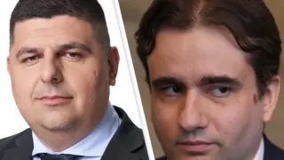 Тиксо, ленти и селфита: Божанов и Мирчев спретнаха голям цирк пред кабинета на Сарафов