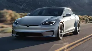 Автопилотът на Tesla за малко да разбие електрическа кола в преминаващ влак