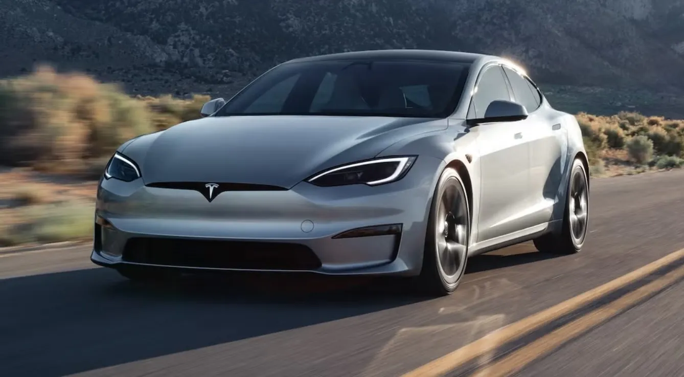 Автопилотът на Tesla за малко да разбие електрическа кола в преминаващ влак