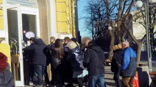 НСИ: Българинът плаща за данъци и осигуровки колкото за всички сметки у дома