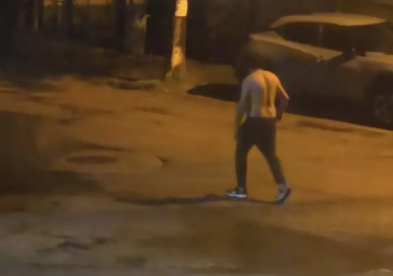 Кошмар във Враца: Полугол мъж броди по улиците, преследва хора и напада деца