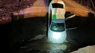 Огромна дупка зейна и глътна кола в Мичиган