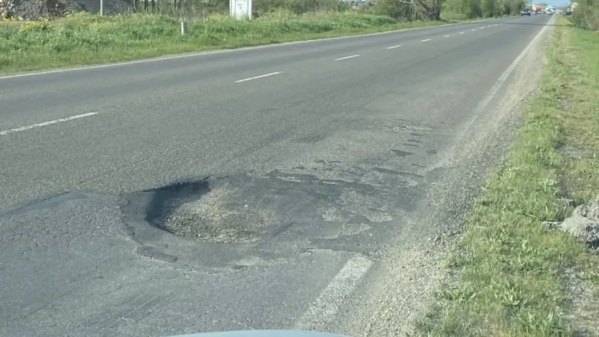 Мъка за шофьорите: Дупка край Стара Загора може да причини смърт