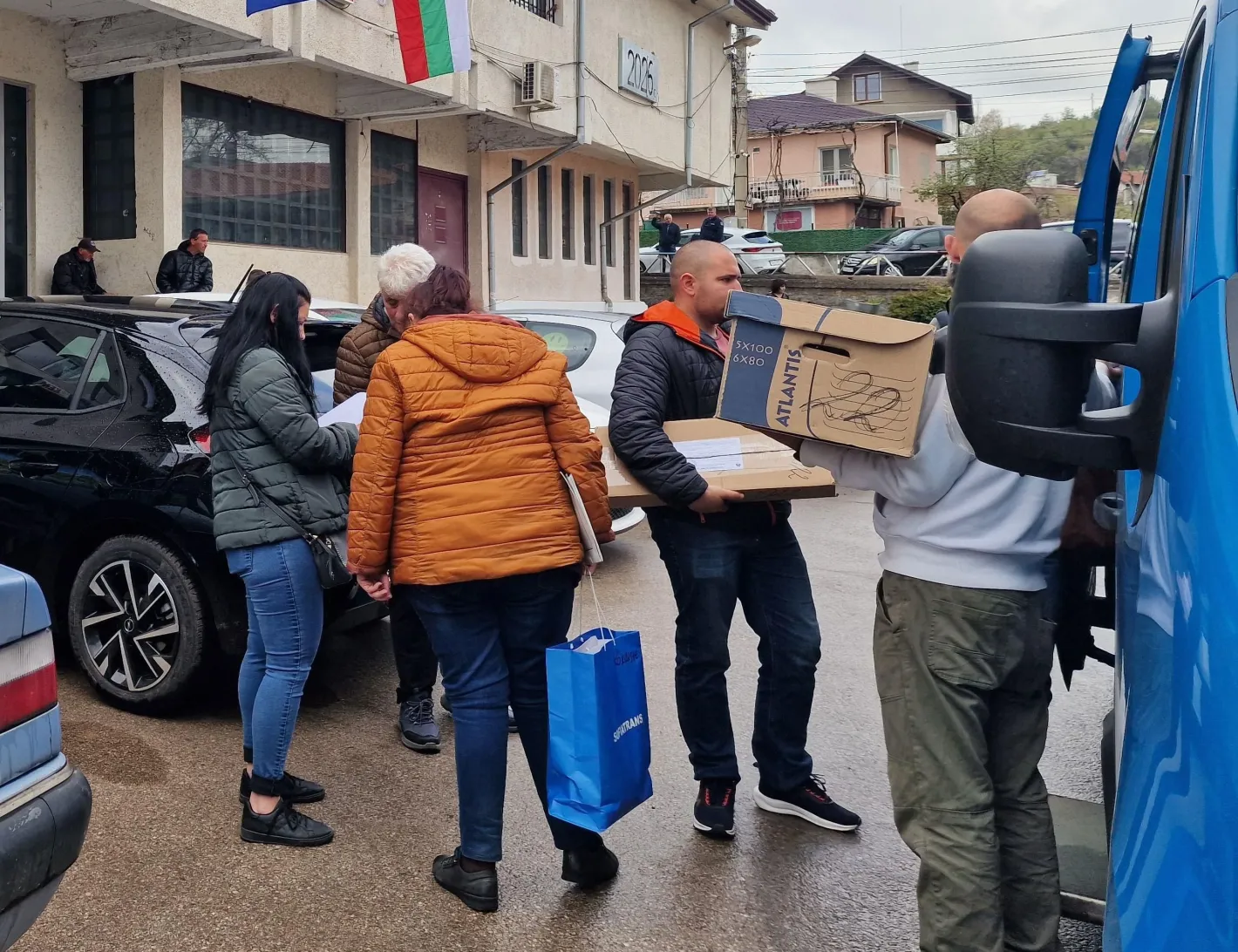 Снимката е илюстративна, доставяне на бюлетини в страната
