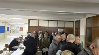 Само за половин час: Опашка пред секция за гласуване в Истанбул
