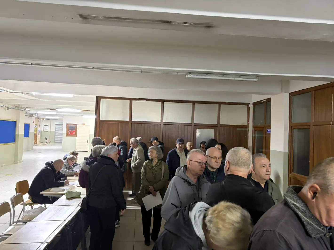 Само за половин час: Опашка пред секция за гласуване в Истанбул