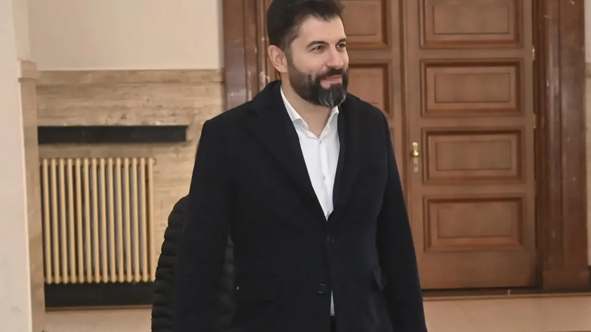 Кирил Петков гласува семейно, втората щерка - за първи път
